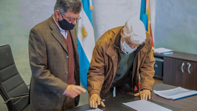 Firman convenio para mejorar la producción avícola provincial