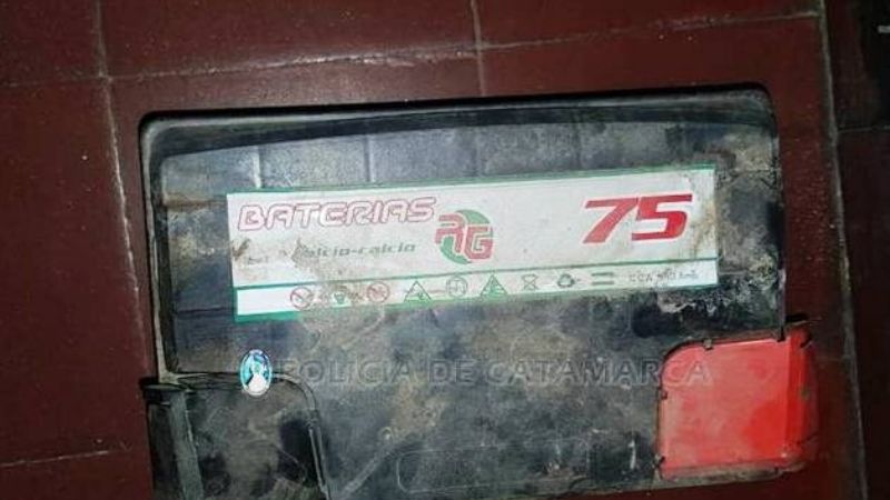 Atraparon a dos ladrones que robaron la batería a un auto estacionado