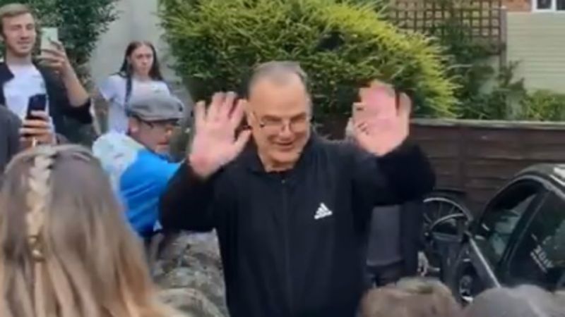 Fanáticos del Leeds, saludaron como “Héroe” a Bielsa