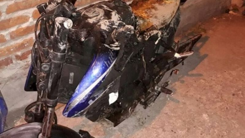Denunció que su ex le quemó la moto