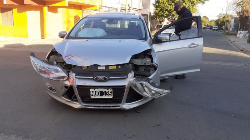 Un auto quedó con los faros afuera tras un siniestro vial
