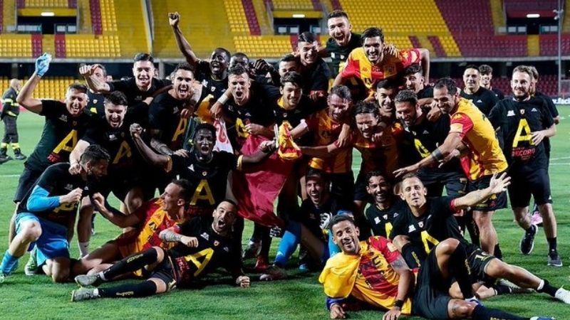 Benevento ascendió y busca jugadores de Boca y River