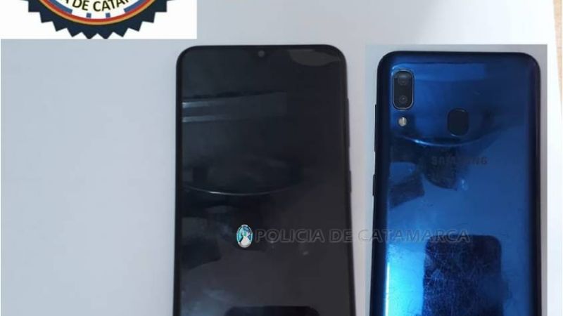 Se juntó a hablar con un hombre y le robó el celular