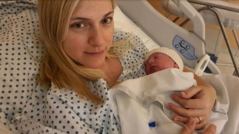 Miraba una serie con su esposa y terminó ayudándola a dar a luz en la casa