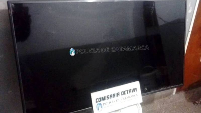 Descubren a un niño llevando un televisor robado