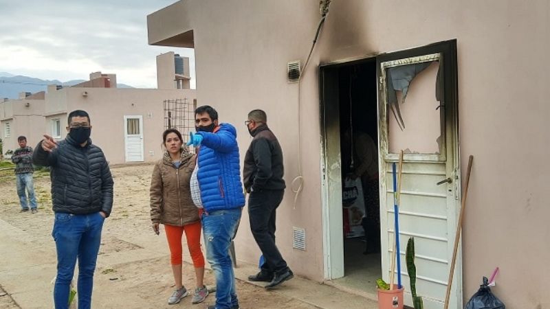 Brindan asistencia integral  a familia damnificada por un incendio