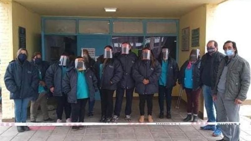 Entregaron camperas al personal de APS