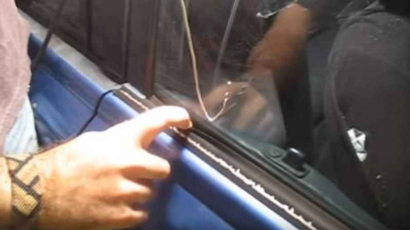 Policía de franco atrapó a un ladrón que intentó robar en su auto