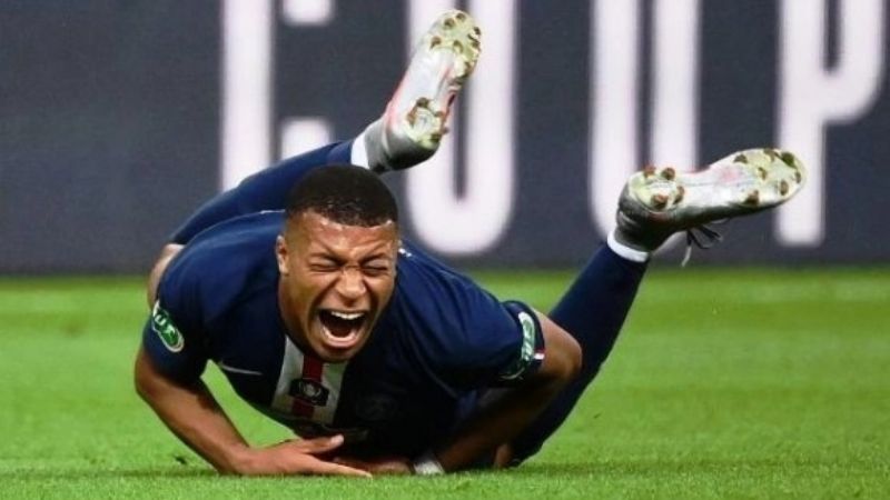 Terrible patada dejó a Mbappé fuera de la Champions