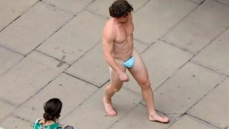 Se reveló contra el uso de barbijo y lo usó de taparrabo por el centro de Londres