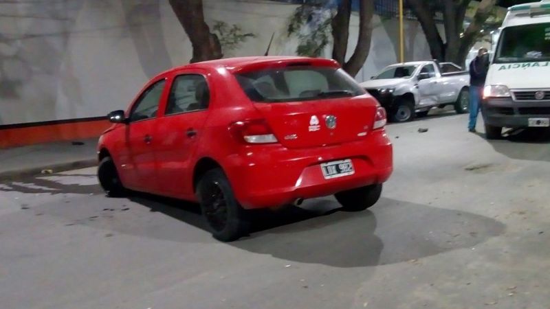 Choque de autos frente a la Plaza El Aborigen