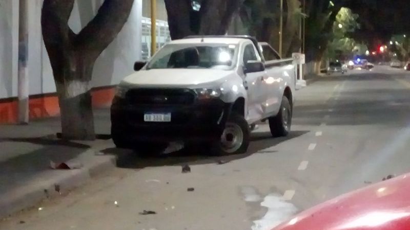 Choque de autos frente a la Plaza El Aborigen