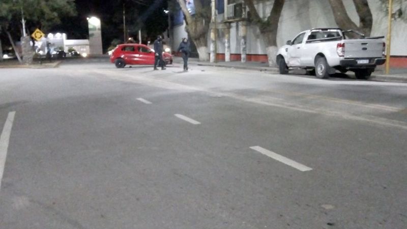 Choque de autos frente a la Plaza El Aborigen