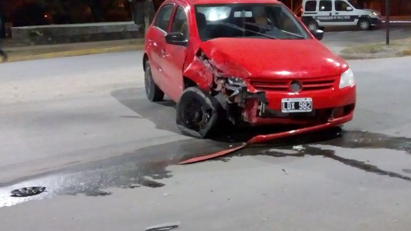 Choque de autos frente a la Plaza El Aborigen