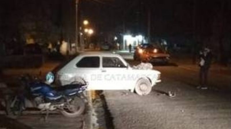 Hombre en moto se estrelló contra un auto y tuvo que ser asistido