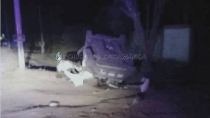 Dos jóvenes hospitalizados tras un tremendo vuelco en Valle Viejo