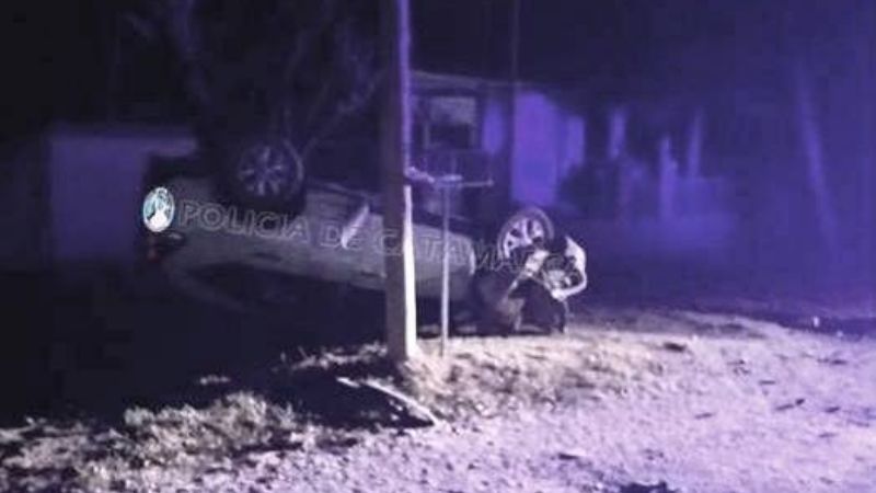 Dos jóvenes hospitalizados tras un tremendo vuelco en Valle Viejo