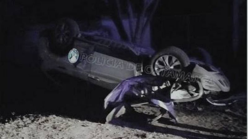 Dos jóvenes hospitalizados tras un tremendo vuelco en Valle Viejo