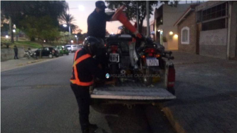 Secuestran vehículos a conductores infractores y detienen a joven buscado