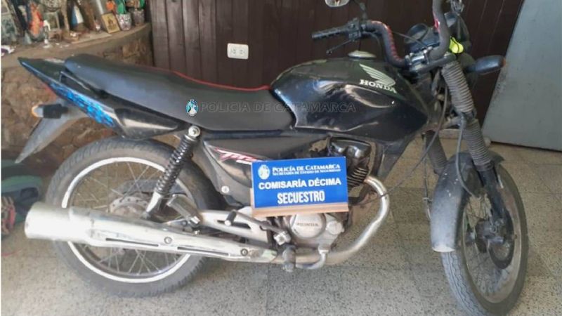 Escapó después de pegarle a su ex y dejó la moto abandonada