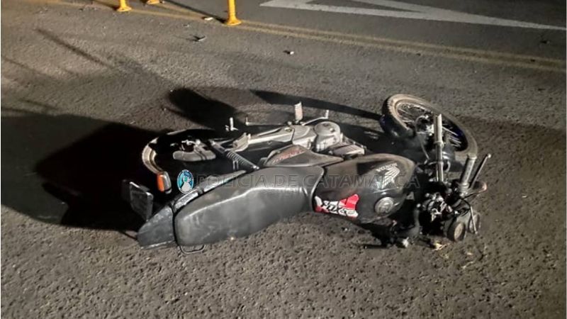 Perdió el control de la moto y cayó al suelo