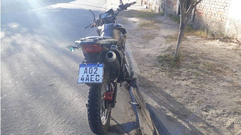 Jóvenes en moto chocaron contra una camioneta y el conductor se fugó