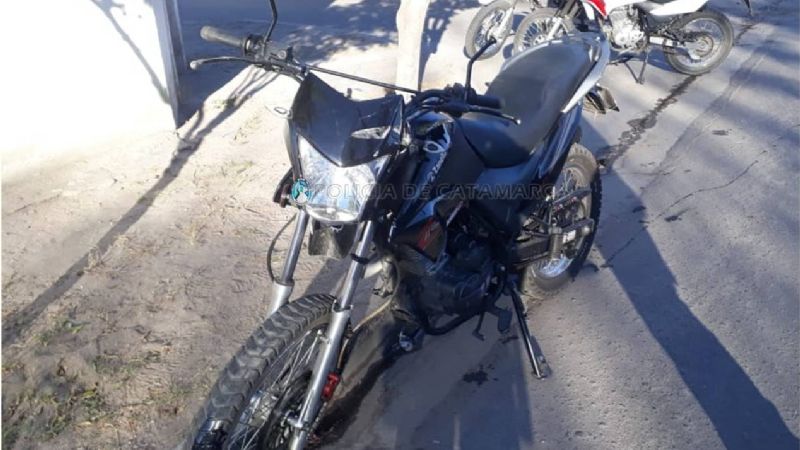 Jóvenes en moto chocaron contra una camioneta y el conductor se fugó