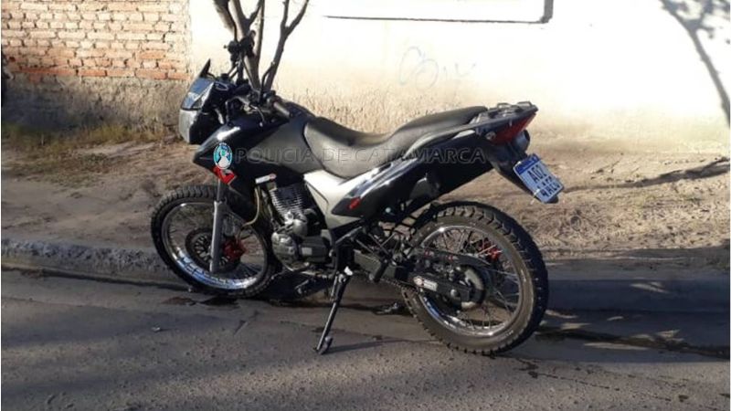 Jóvenes en moto chocaron contra una camioneta y el conductor se fugó