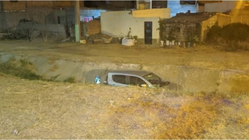 Hizo marcha atrás y cayó al canal Fariñango