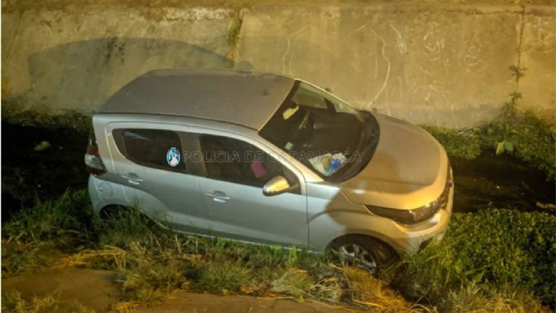 Hizo marcha atrás y cayó al canal Fariñango