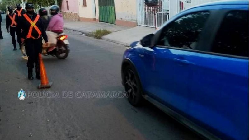 Secuestran 11 vehículos y arrestan a tres personas en controles