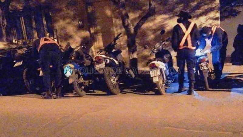 Secuestran 11 vehículos y arrestan a tres personas en controles