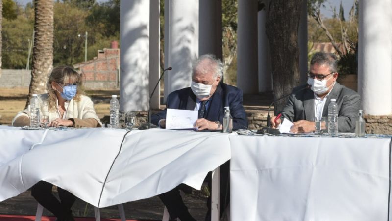 Raúl firmó convenios con los Ministerios de Salud y del Interior de la Nación