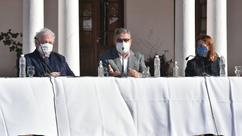 Raúl firmó convenios con los Ministerios de Salud y del Interior de la Nación