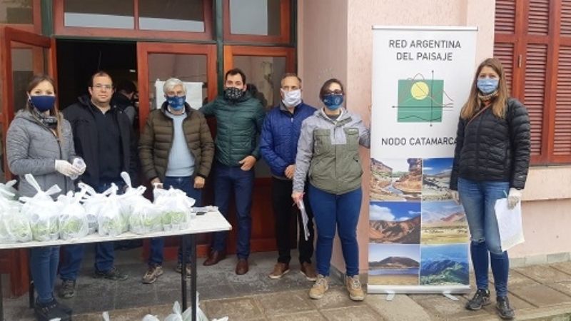 La UNCA entregó plantines