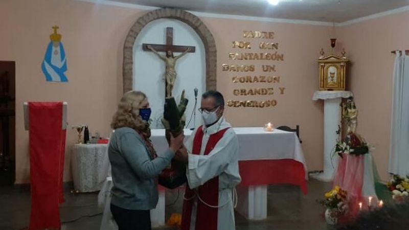 Entregan imagen de San Pantaleón para su entronización en el Hospital Malbrán