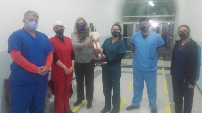 Entregan imagen de San Pantaleón para su entronización en el Hospital Malbrán