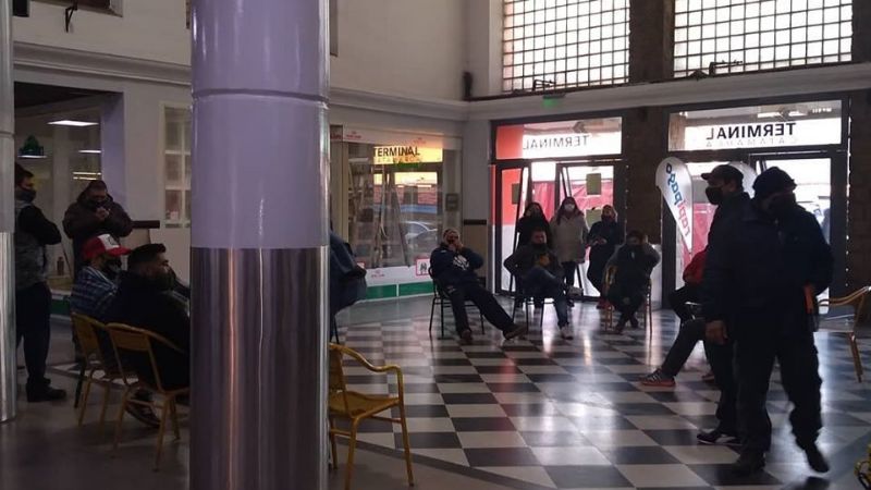 Trabajadores de la Terminal reclaman pago de sueldos y aguinaldo
