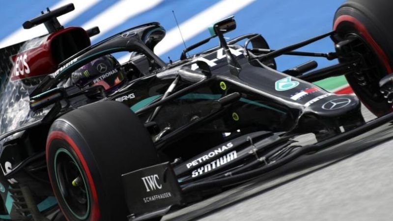 Los Mercedes "negros" adelante en las pruebas de Austria