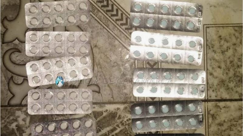 Secuestran dos dosis de droga, ansiolíticos y casi medio millón de pesos