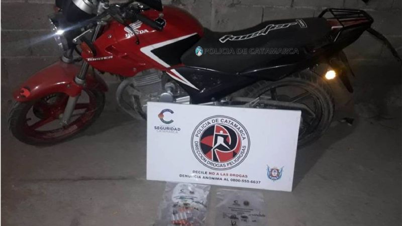 Secuestran dos dosis de droga, ansiolíticos y casi medio millón de pesos