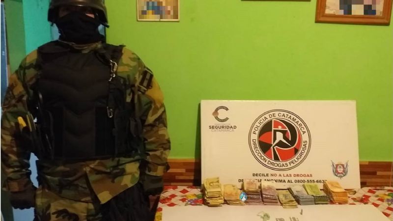 Secuestran dos dosis de droga, ansiolíticos y casi medio millón de pesos