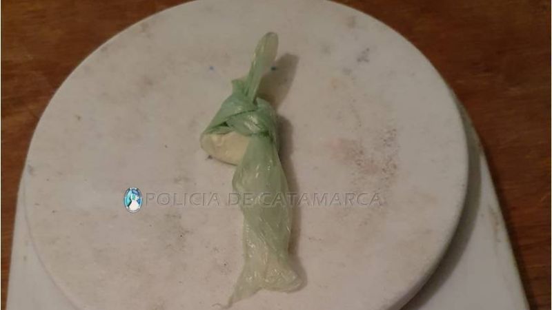 Secuestran dos dosis de droga, ansiolíticos y casi medio millón de pesos