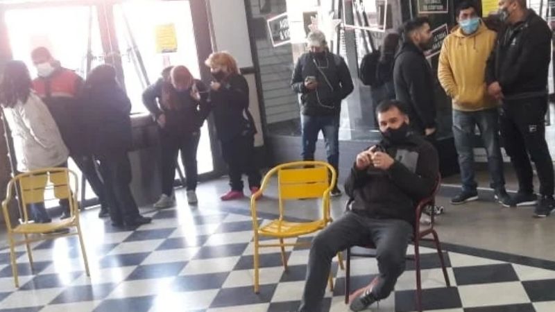 Trabajadores de la Terminal de Ómnibus esperan cobrar sus sueldos