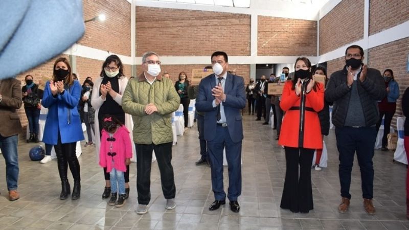 Primera entrega de netbooks y tablets para alumnos