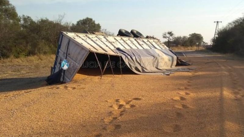 Volcó un camión en la Ruta Nacional N°64