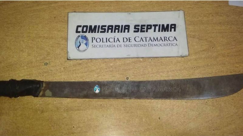 Adolescentes amenazaron con un machete a un peluquero