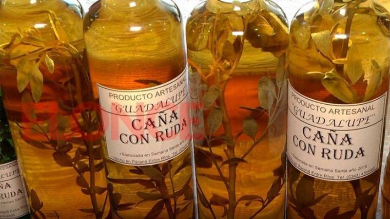 Caña con ruda: ¿por qué el 1 de agosto se toma la bebida que "vence los males"?