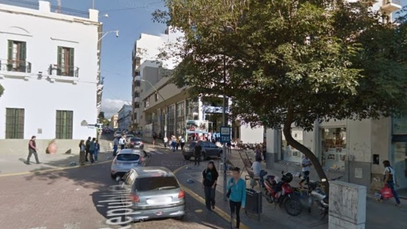 Motociclista embistió a una mujer en pleno centro