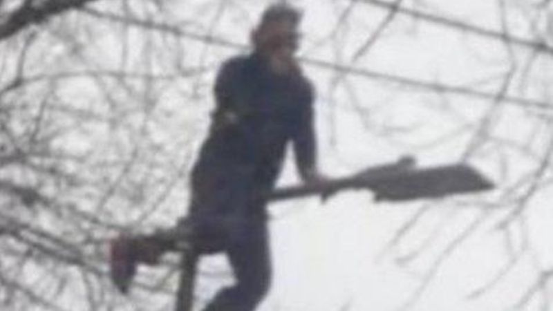 Dos detenidos por "colgarse" de la luz